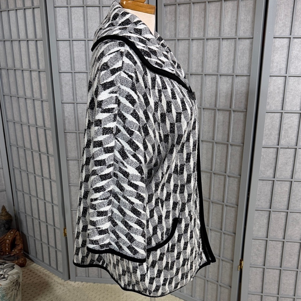 Chic Monochrome Patterned Cardigan - Picture 3 of 5